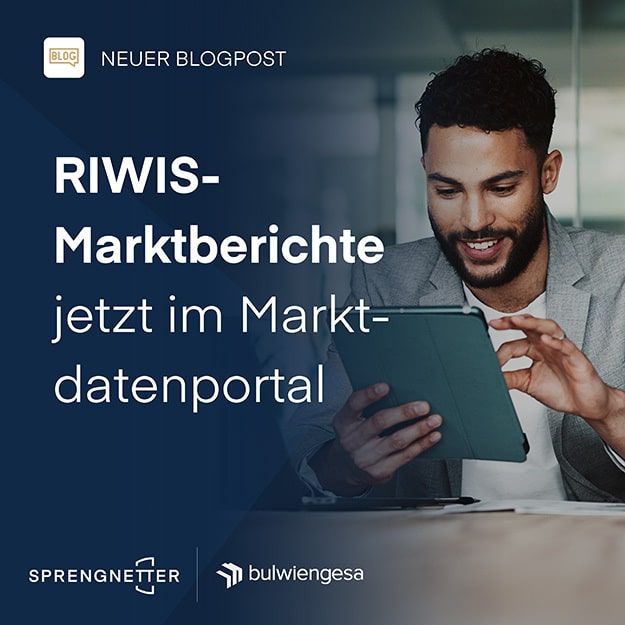 Ein lächelnder Mann im Anzug benutzt ein Tablet. Der Text lautet: Neuer Blogpost. RIWIS Marktberichte jetzt im Marktdatenportal. Am unteren Rand erscheint das Sprengnetter- und bulwiengesa-Logo.