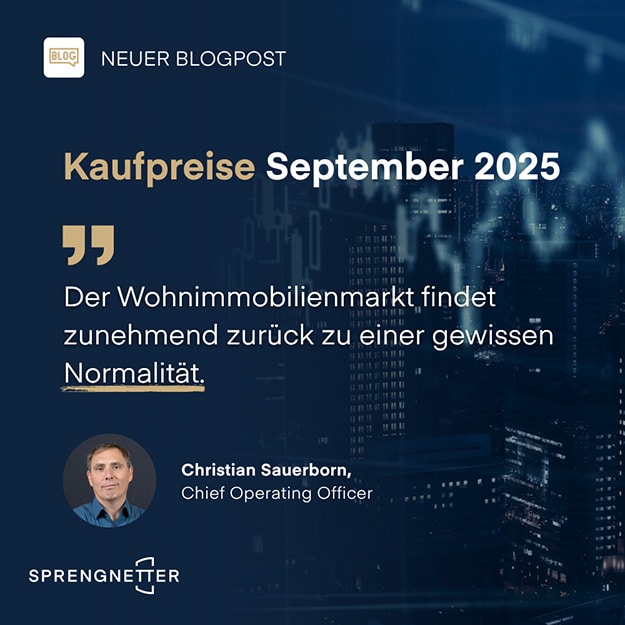 Grafik mit Stadtsilhouette im Hintergrund. Der Text lautet: Kaufpreise September 2025. Die September-Analyse zeigt: Der Wohnimmobilienmarkt findet zunehmend zurück zu einer gewissen Normalität. Foto und Name von Christian Sauerborn, Chief Operating Officer, Sprengnetter.